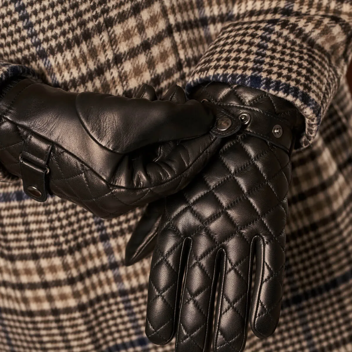 Luca (black) - Italian lambskin leather gloves with cashmere lining and checkered pattern