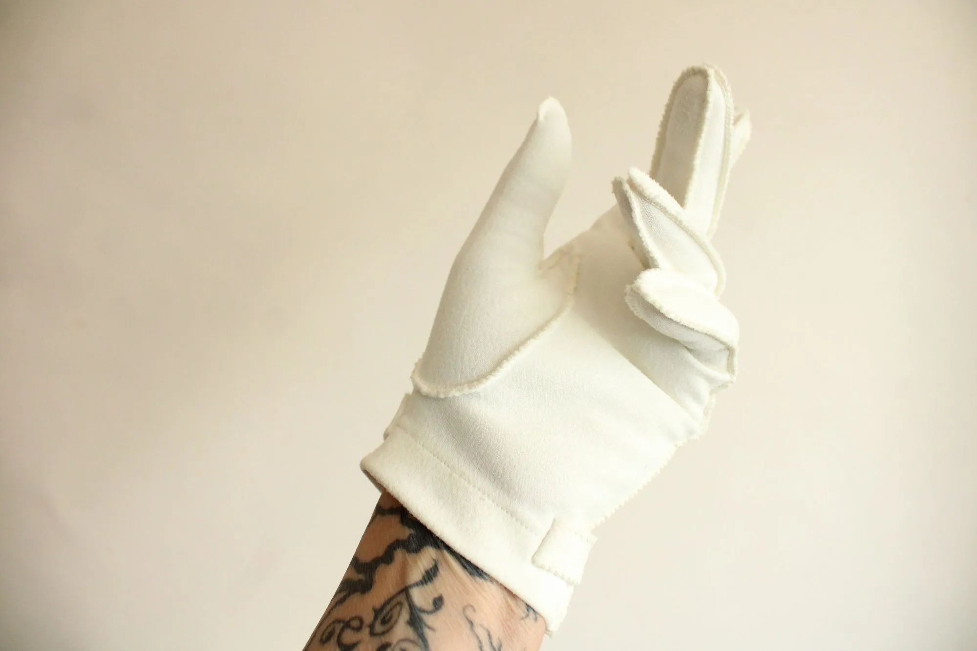 Vintage 1950s 1960s Gloves in Ivory with Gold Buckles