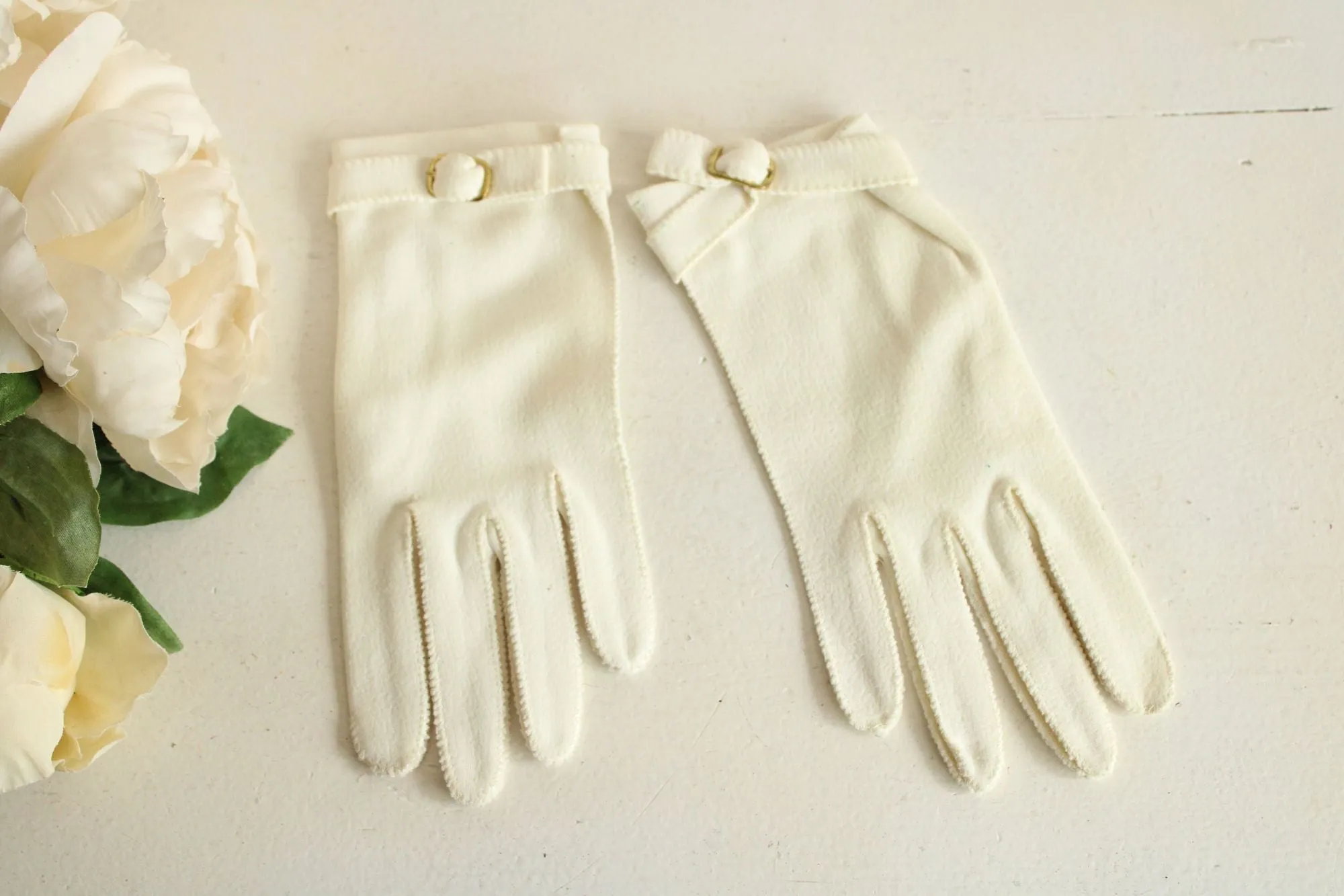 Vintage 1950s 1960s Gloves in Ivory with Gold Buckles