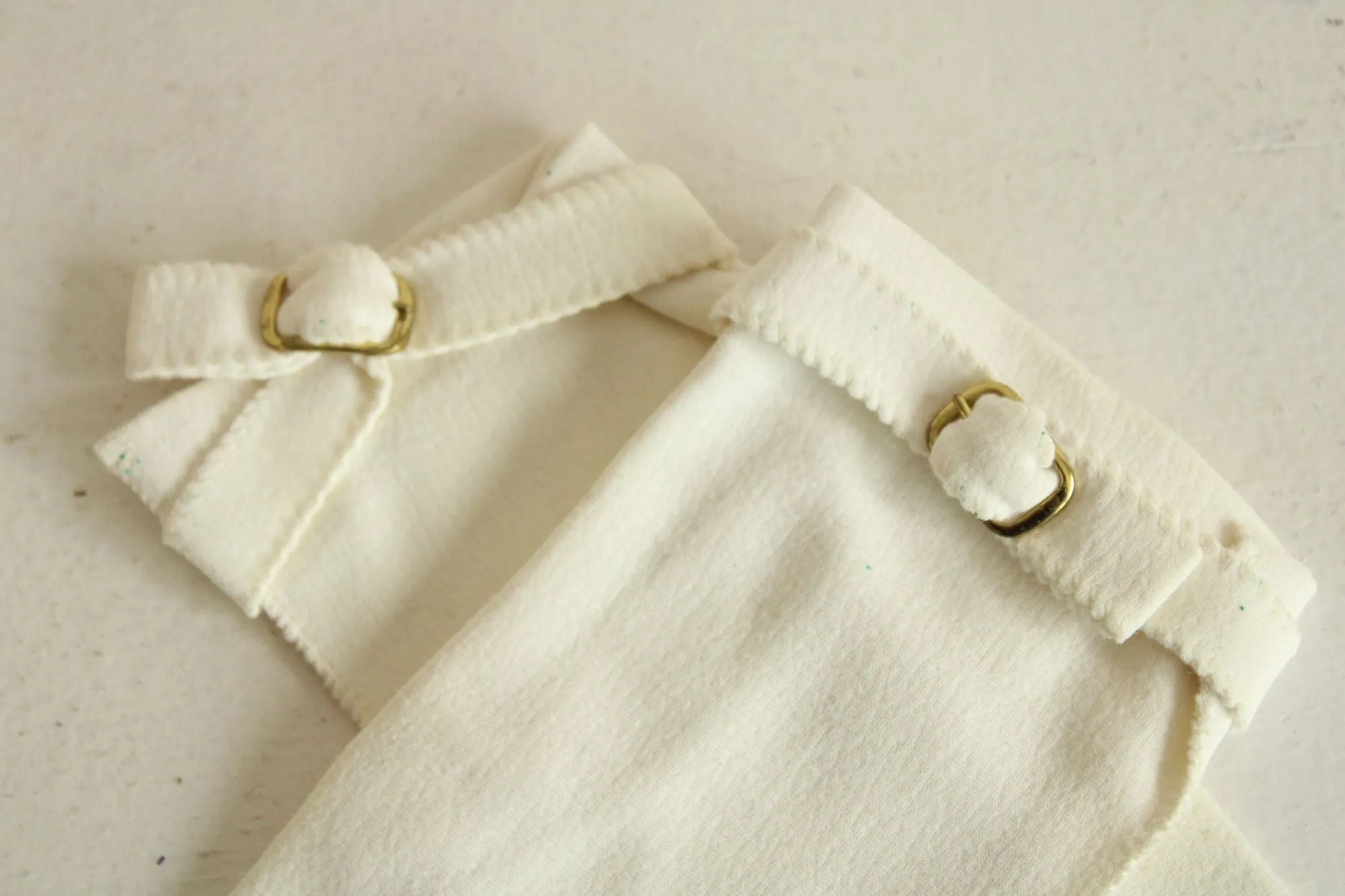 Vintage 1950s 1960s Gloves in Ivory with Gold Buckles