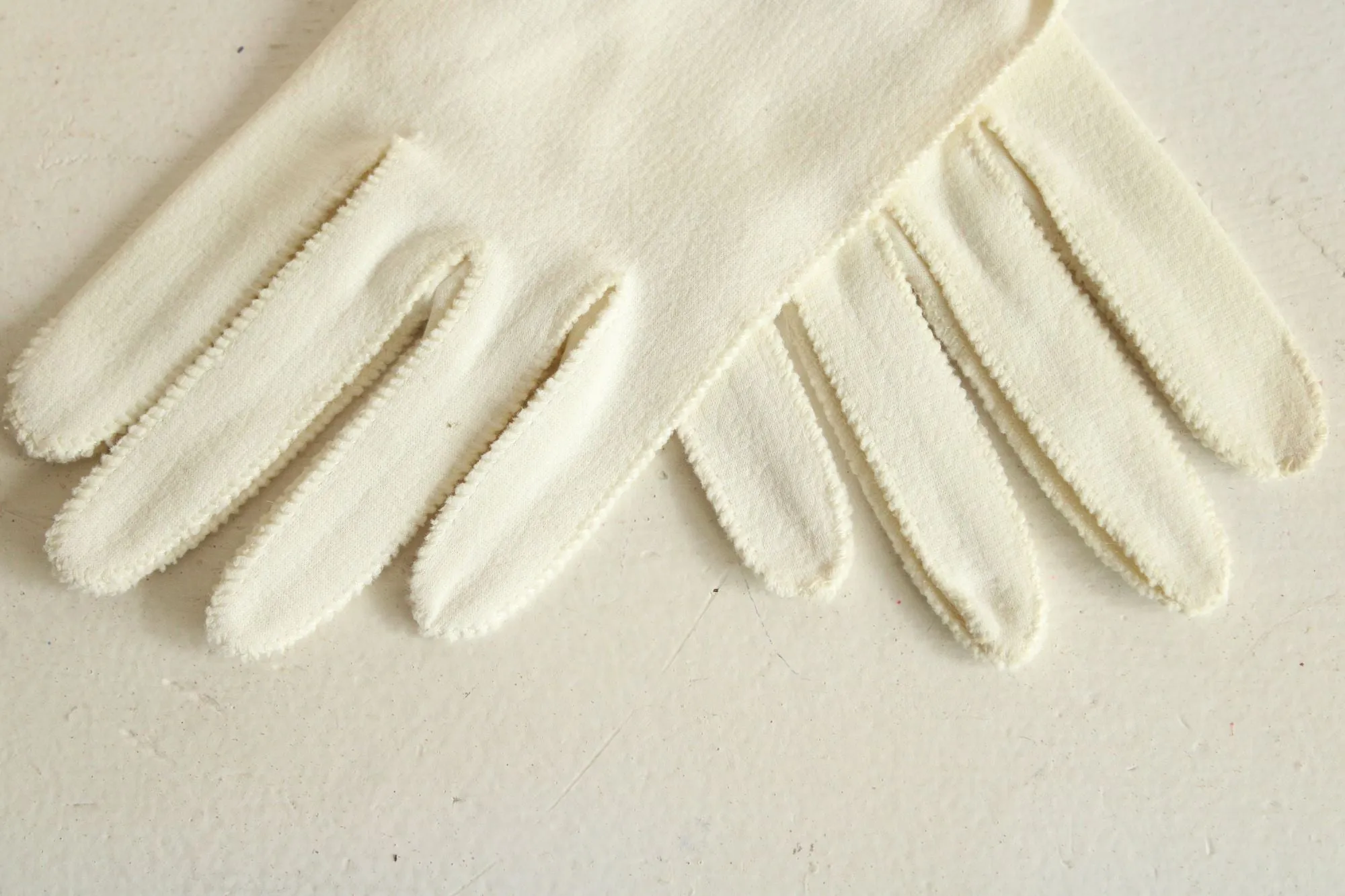 Vintage 1950s 1960s Gloves in Ivory with Gold Buckles