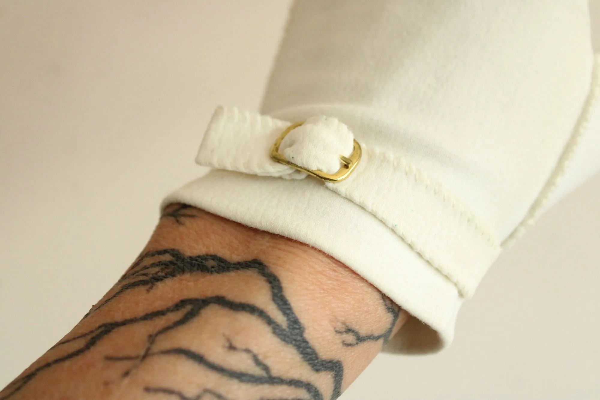 Vintage 1950s 1960s Gloves in Ivory with Gold Buckles