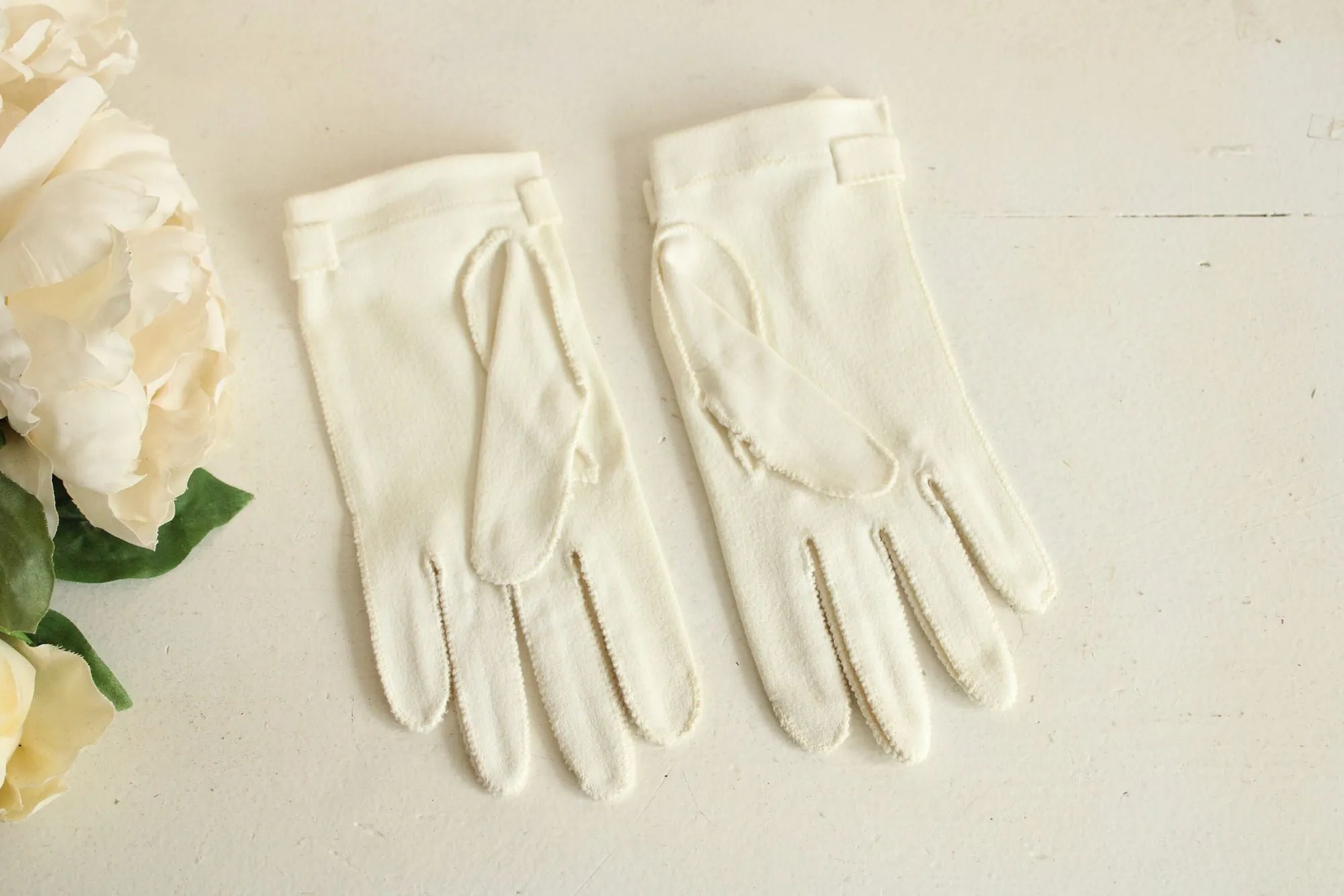 Vintage 1950s 1960s Gloves in Ivory with Gold Buckles